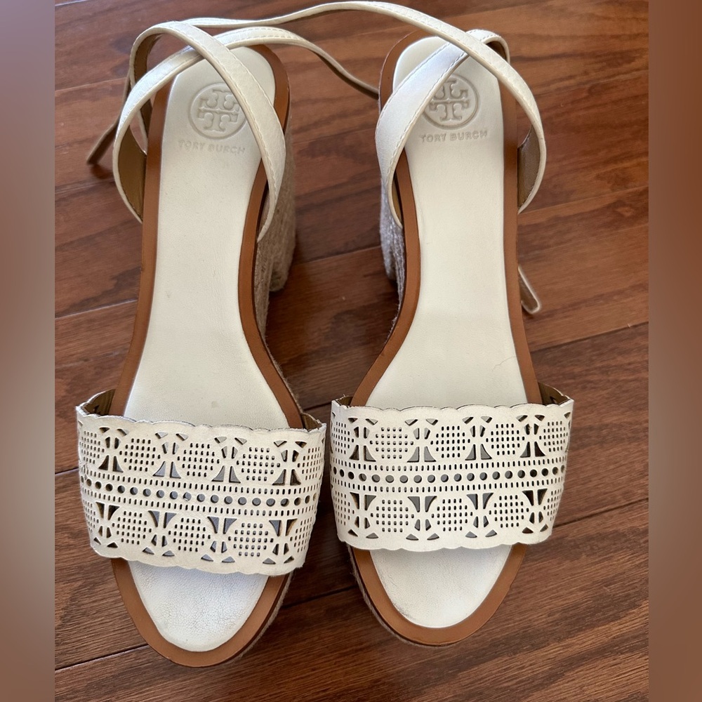 Tory Burch White Roselle laser cut wedge in 8.5